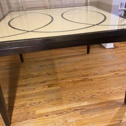 Juego De Mesa Y Cuatro Sillas Altas