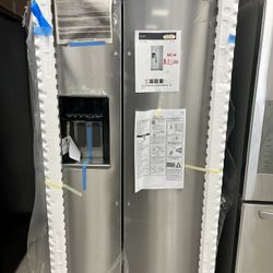 New Whirlpool 36inch. Side-by-Side With Ice Maker Stainless Steel Refrigerator 