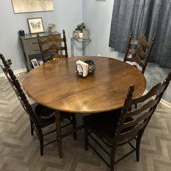 Solid Maple Dining Room Table And 4 Chairs. 