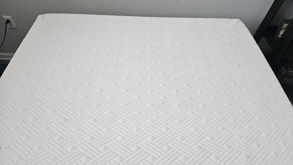 $150 / EXCELLENT CONDITION: 12" Memory Foam Gel Mattress & Full Size Metal Frame