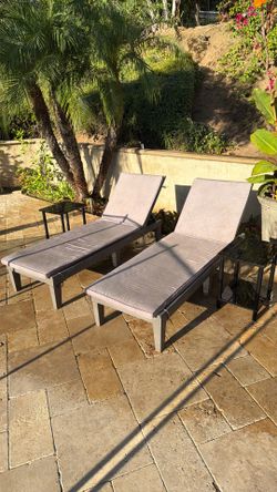 Patio / Pool lounge chairs with 2 side tables