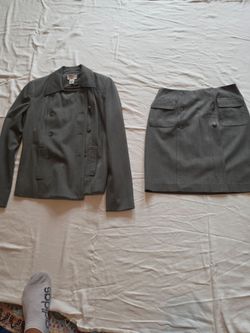 Woman Ann Taylor suit