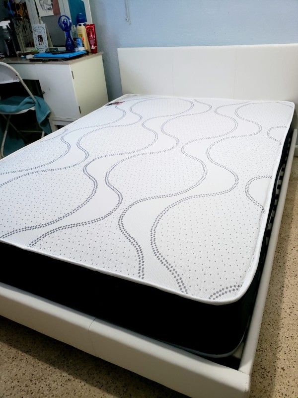 NEW Full MATTRESS and BOX SPRING. Bed frame not included👍