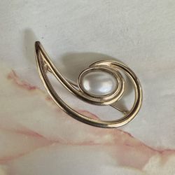 Gold Tone Faux Pearl Brooch