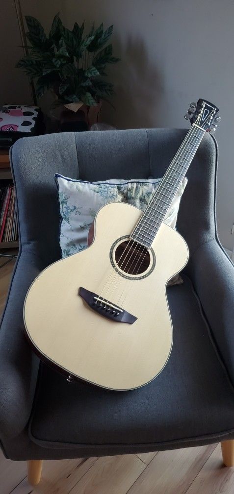 Orangewood Dana S Acoustic Guitar + Gig Bag – Like New