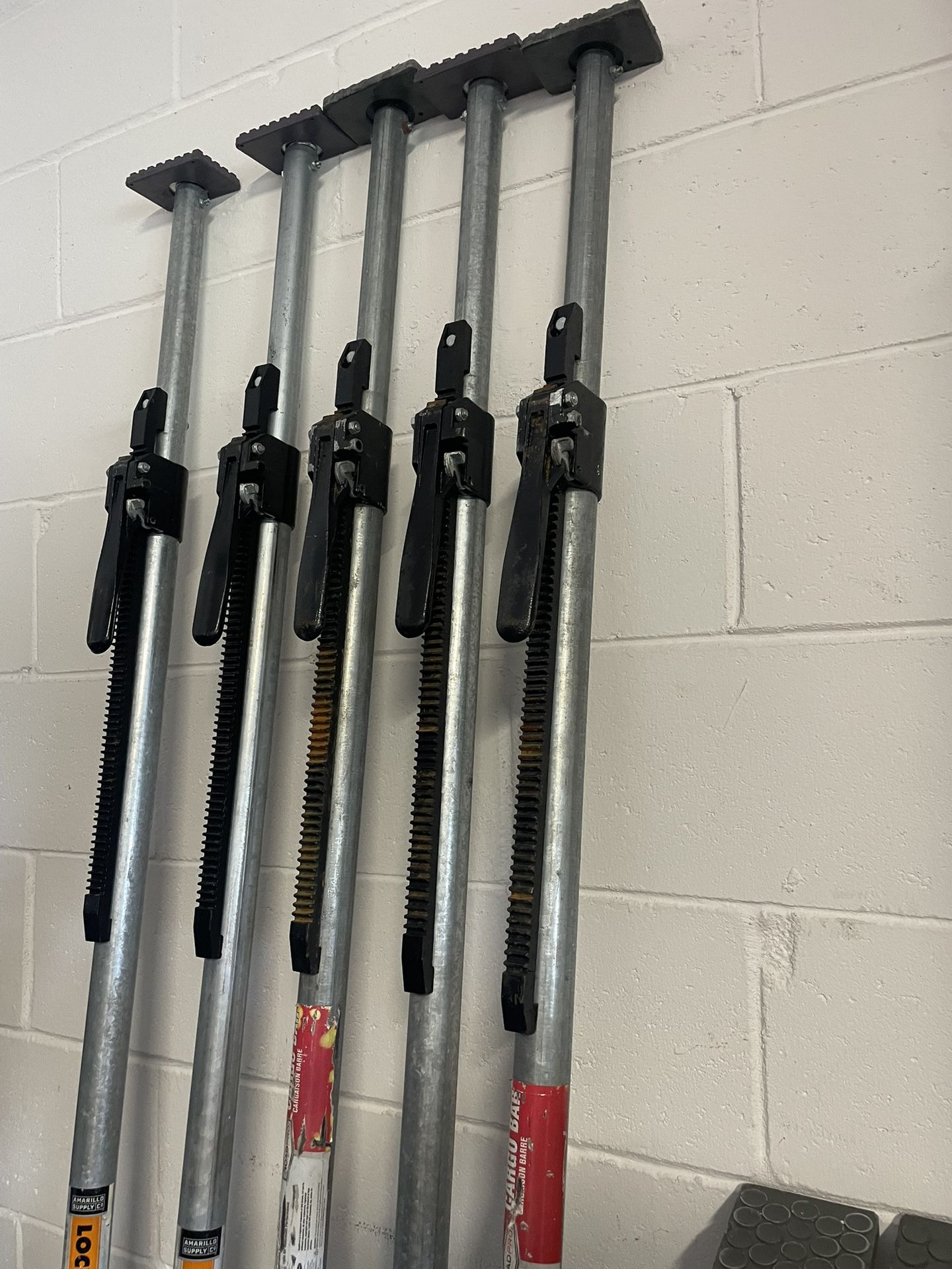 Locking Cargo Bar