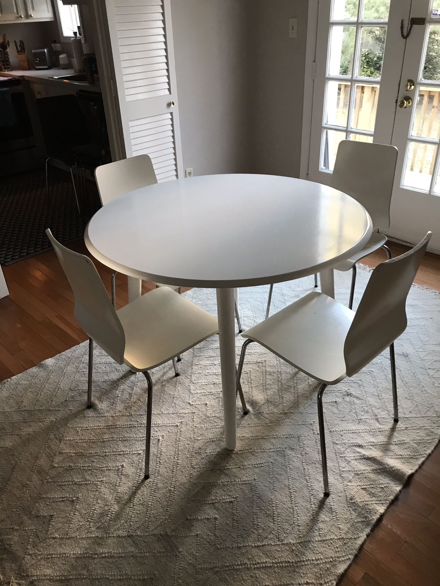 Round Dining Table in White Wood with 4 White Chairs