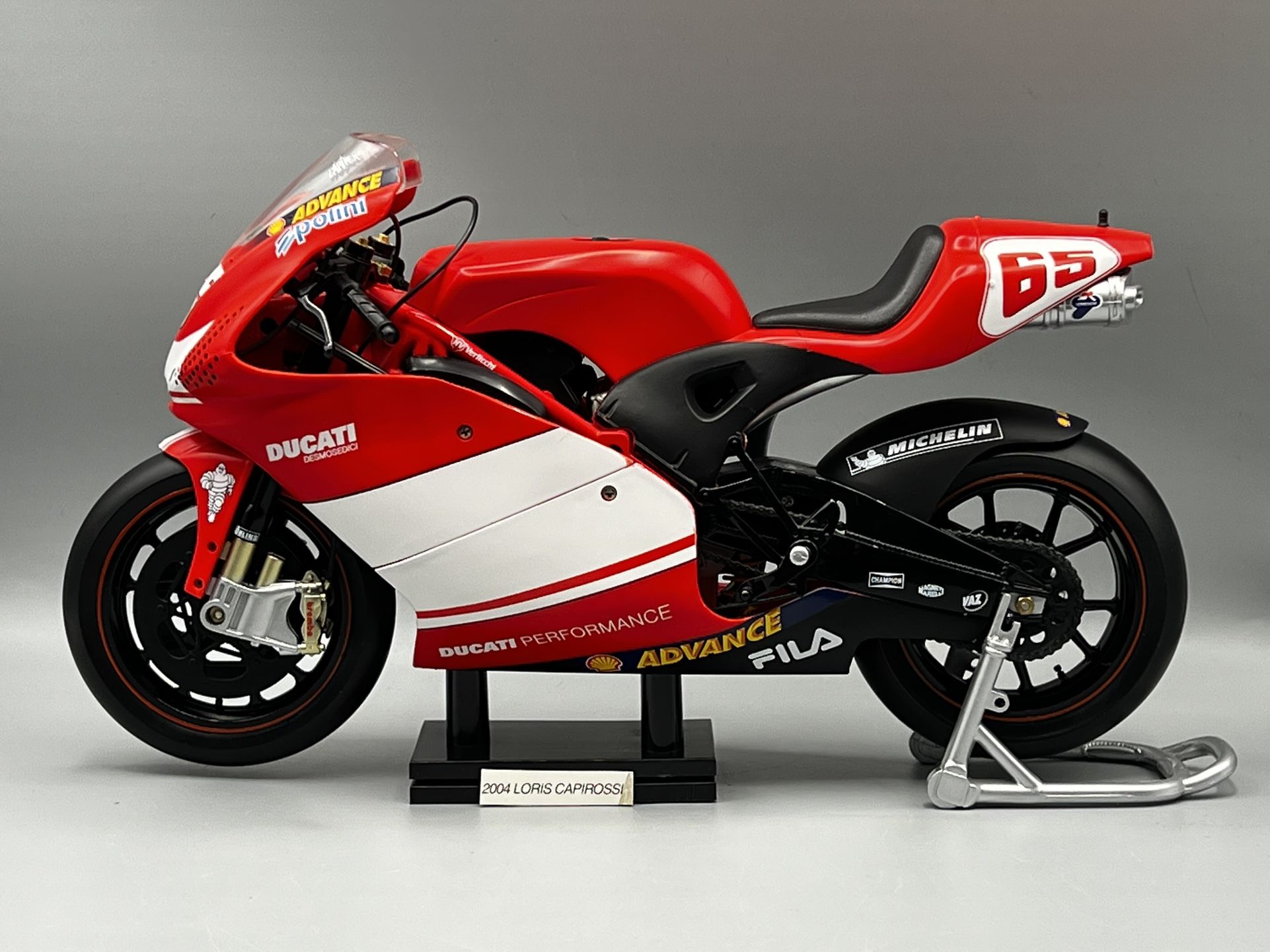 Ducati 2004 1:6 Loris Capirossi #65