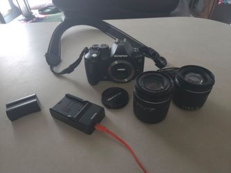 Olympus e-520 with two kit lens a battery a charger a car charger and SD card please read description
