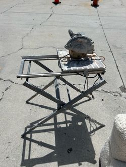 Portable RIDGID 7-inch wet tile saw with portable stand
