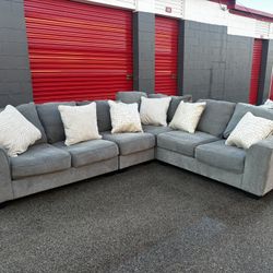 Ashley Furniture Large Gray Sectional*FREE Delivery 🚚 
