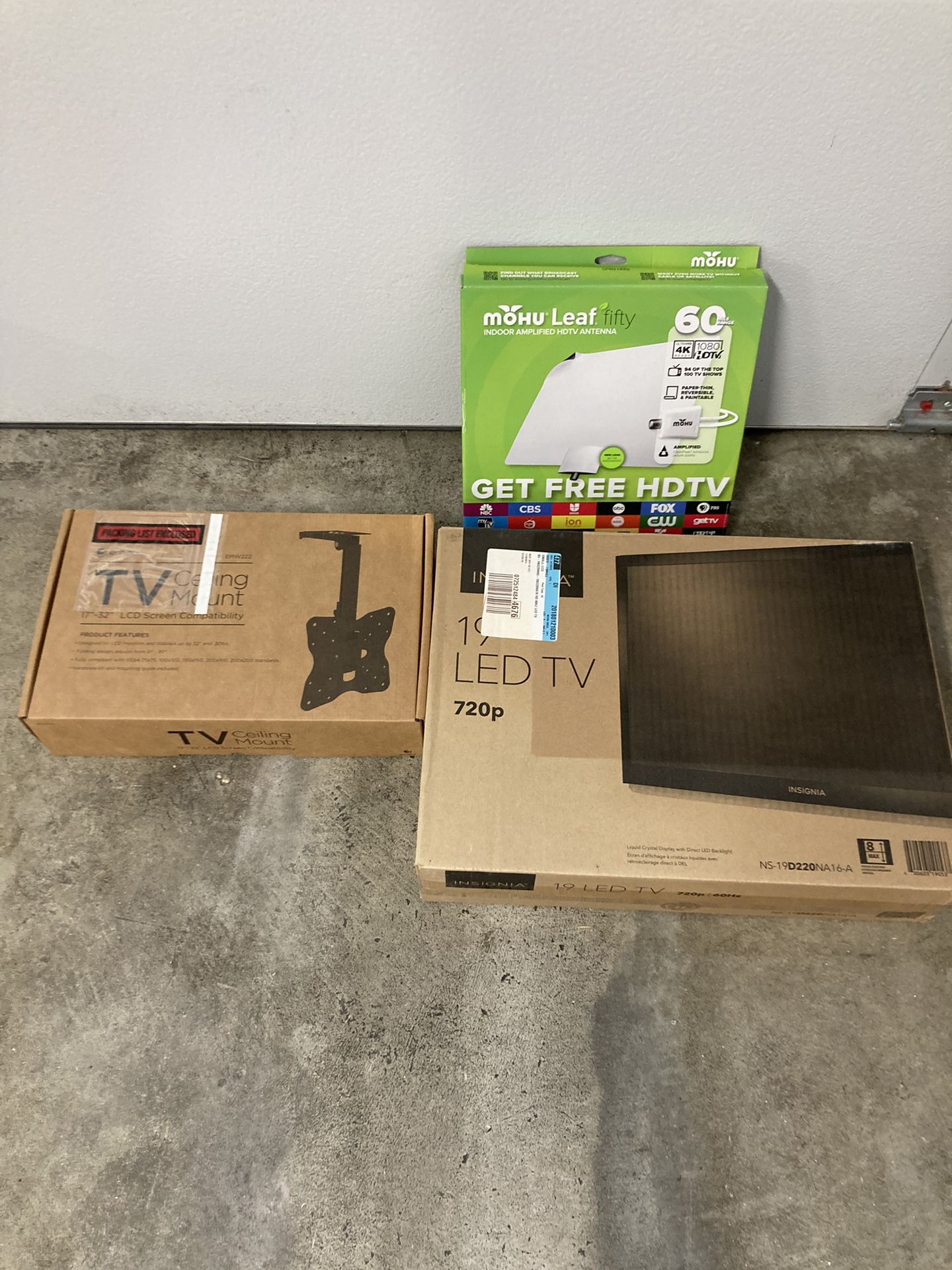19” TV with Ceiling Mount And Antenna