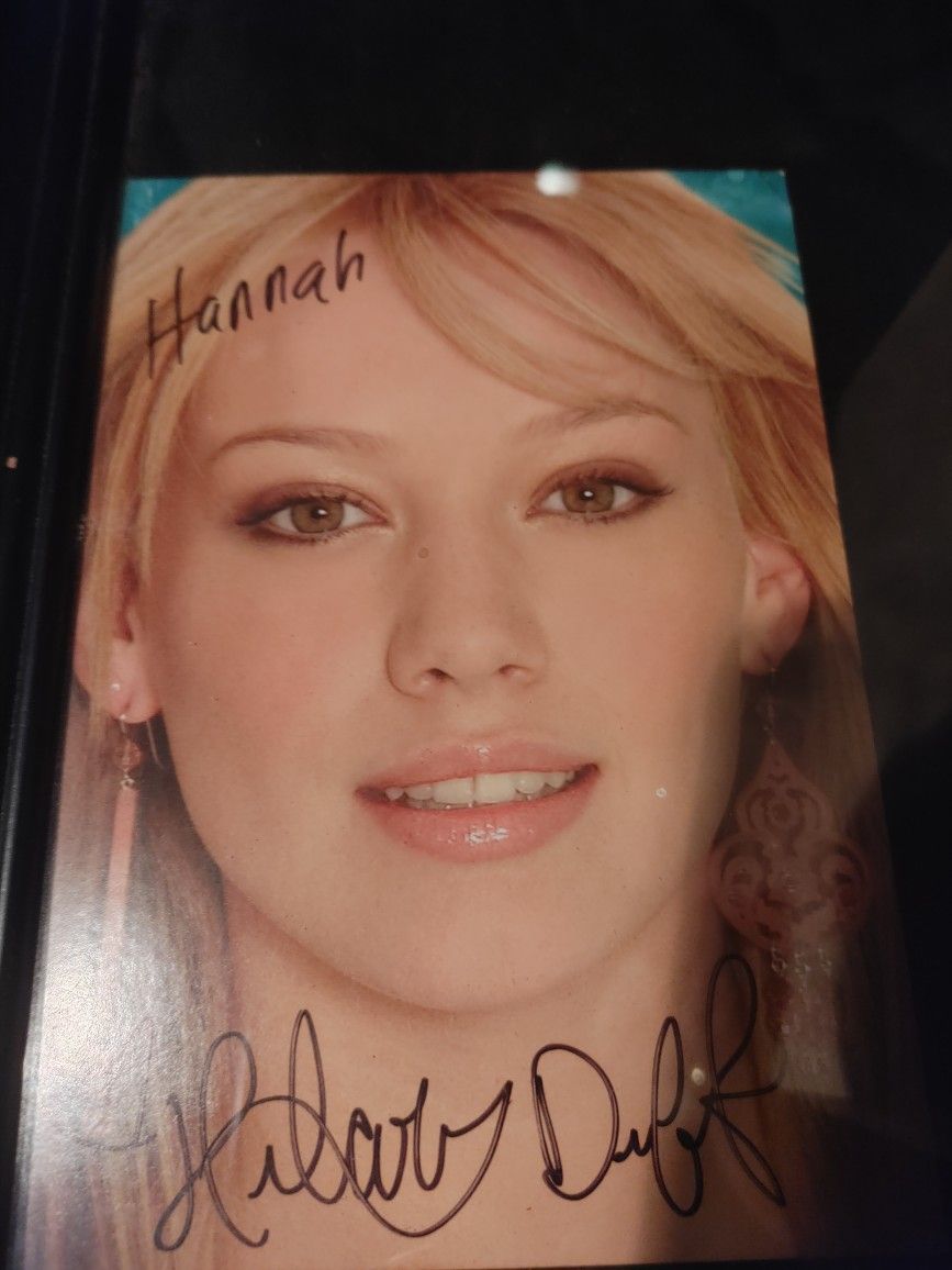 Hilary Duff Autograph