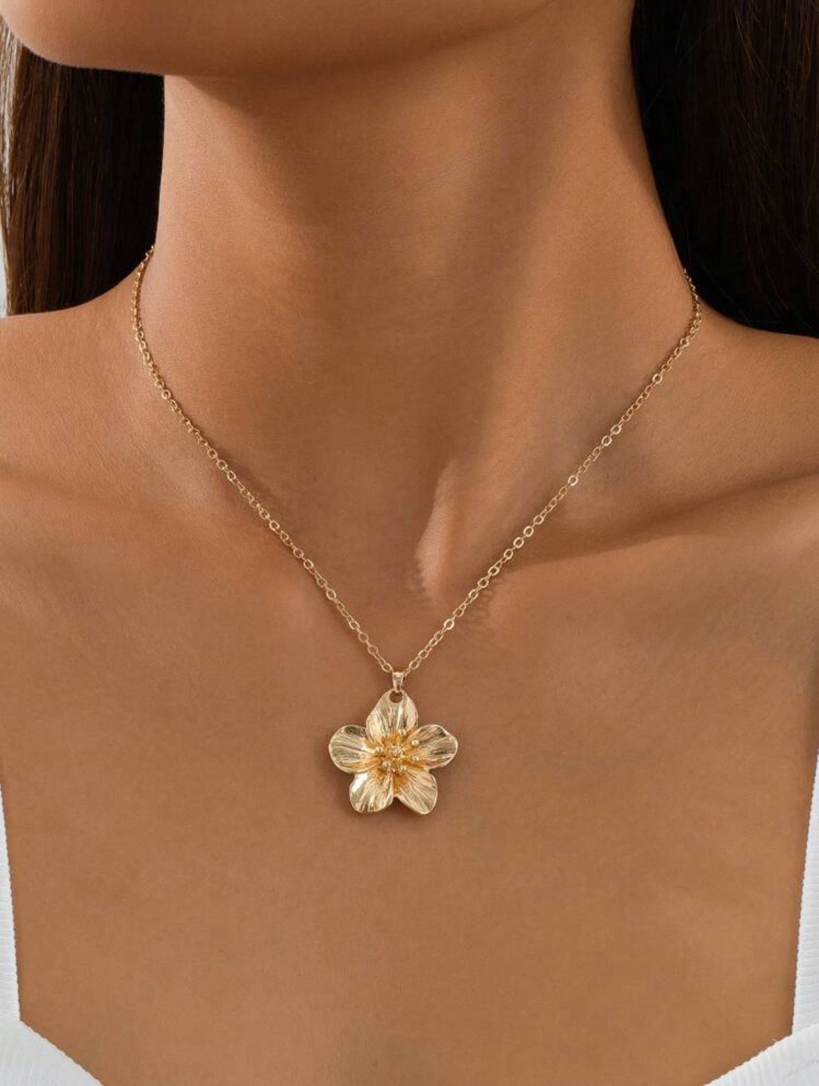 Women’s Gold Plated Flower Pendant With Chain