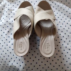 Crocs Size 7