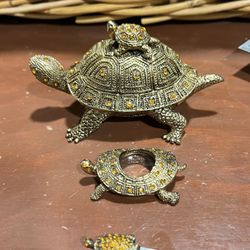 Vintage Metal Turtle  Beautiful collection can 3 pieces