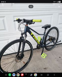 Trek Hybrid Size adult small Wheels 700cc Multiple Speeds  Hydraulic Disc brakes
