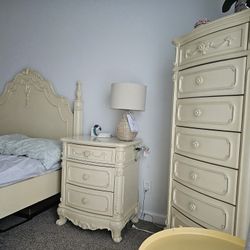 Full Size Bed, 2 Dressers 2 Nightstands and Mattress 