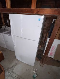 Kenmore Top-Freezer Refrigerator - White - Works Great