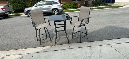 Mesa alta con 2 sillas