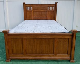 Beautiful Queen bed of Craftsman or Mission style stands out for its robust oak wood structure with high panel details with mattress and Boxspring inc