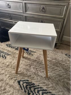 2 x White nights stand table