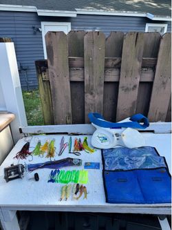 Offshore fishing tackle lot - lures, skirts, reel & rigs