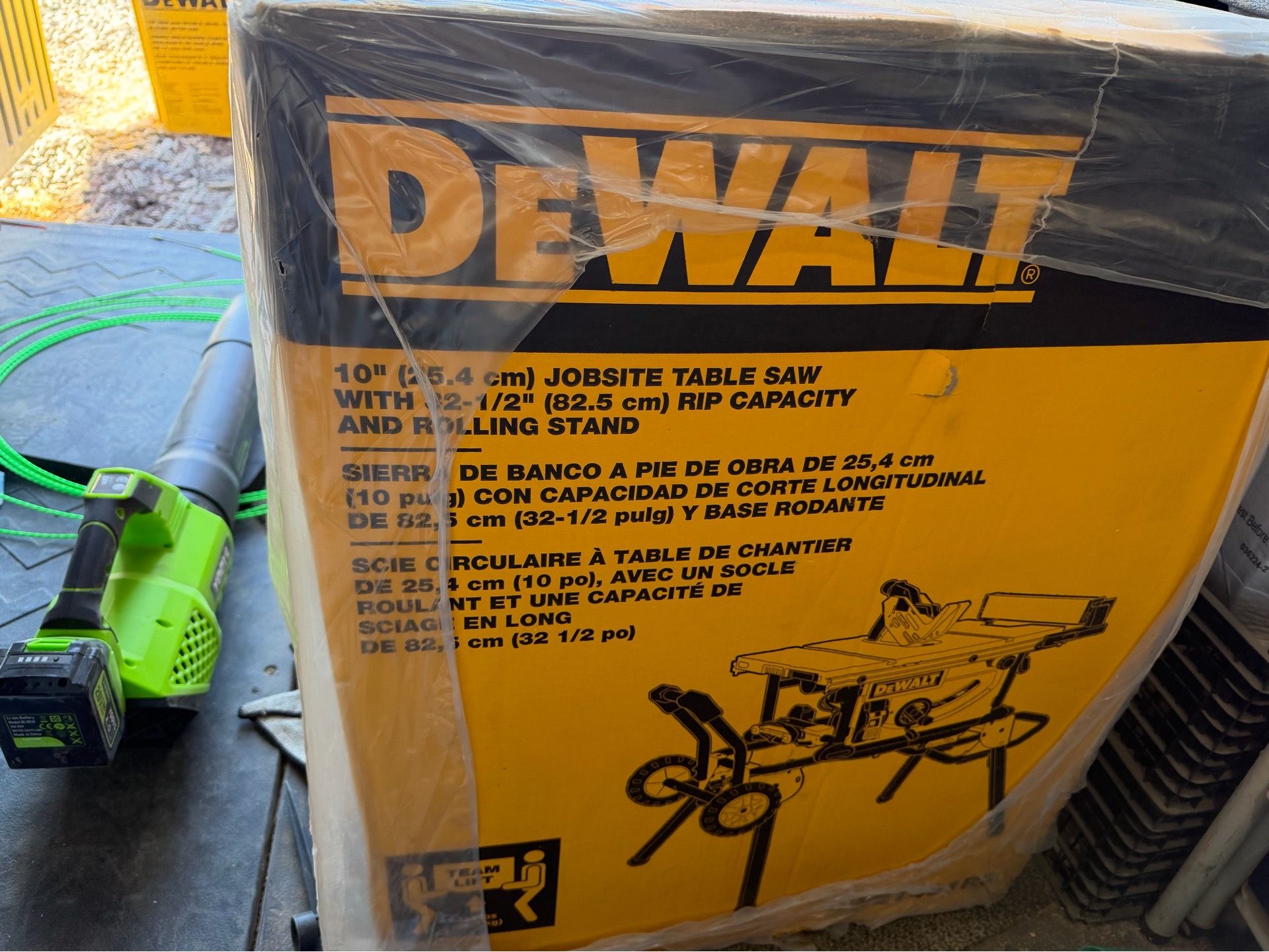 DeWALT 10" ( 25.4 cm) JOBSITE TABLE SAW 1/2" (82.5 cm) RIP CAPACITY LLING STAND