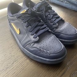 Nike court low