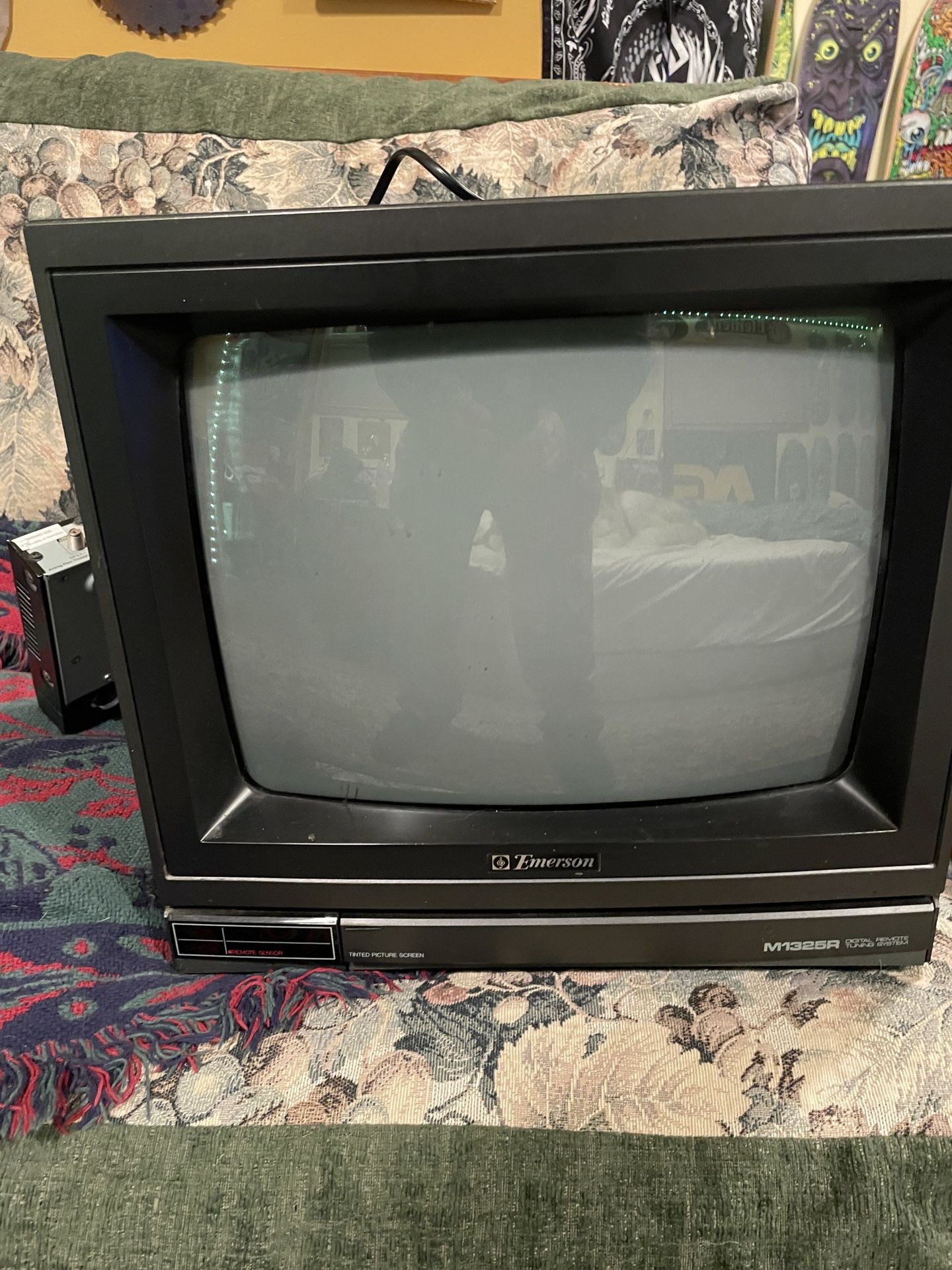 CRT 13in With Cable Concert or Great For Retro Games VCR Etc... Comes With Remote