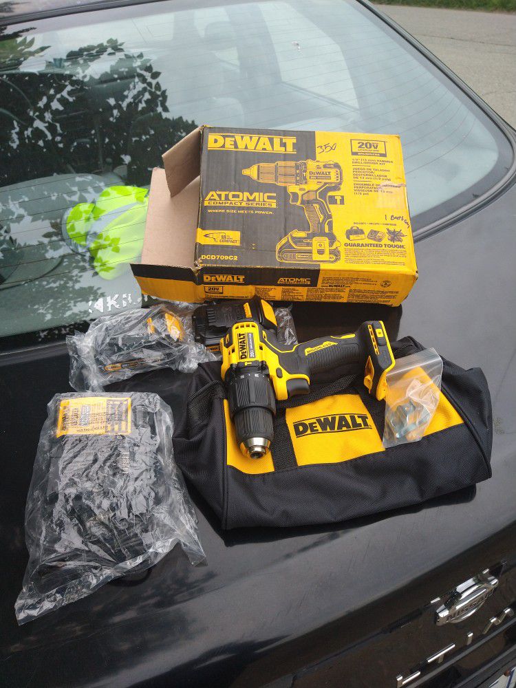 DEWALT ATOMIC Compact Series 20V Lithium Ion Brushless Hammer Drill 