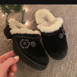 UGG Girls Black Clogs With Sheepskin Lining Size 13