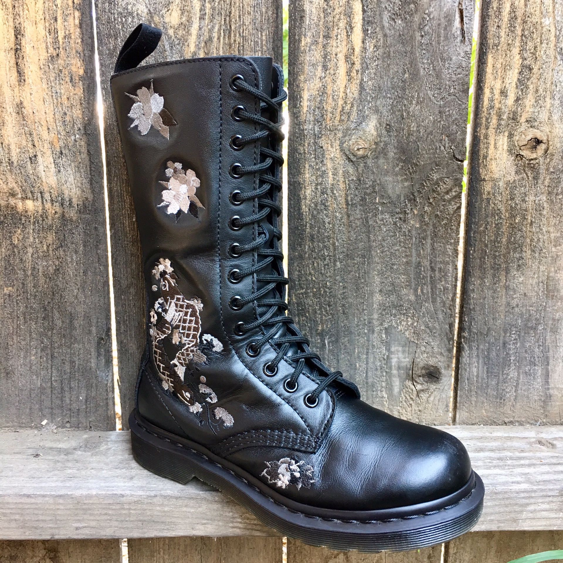 Technologie sigaret betreuren Dr Martens boots Sz 6 Vonda Softy T Black for Sale in Riverside, CA -  OfferUp