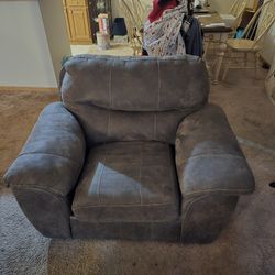 Comfortable Chair With Foot Rest 
