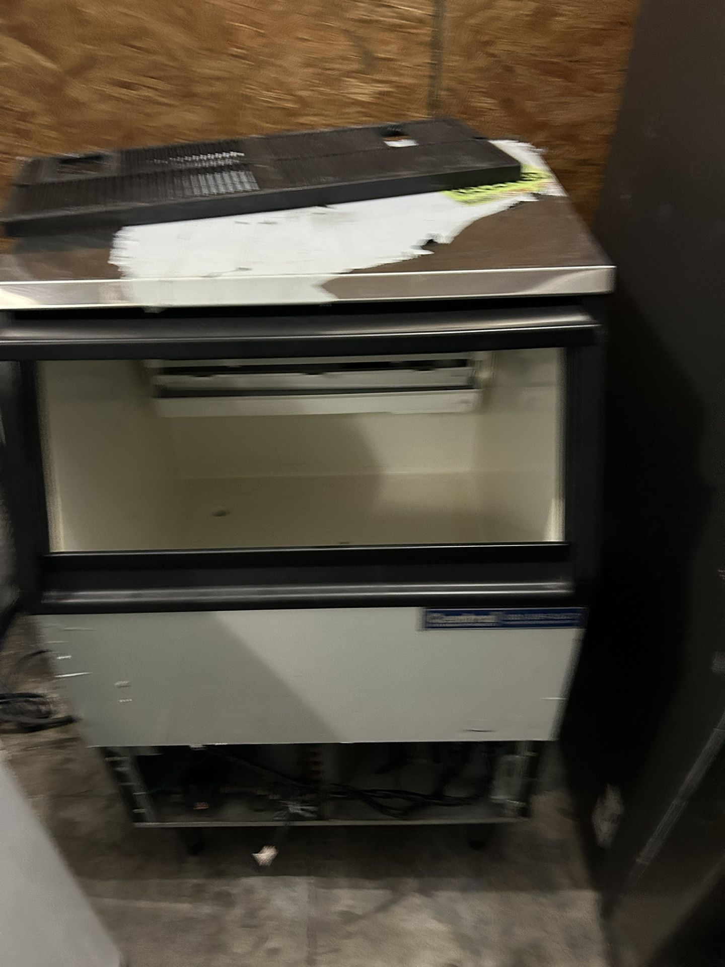 Ice Maker 250 Pounds Undercounter