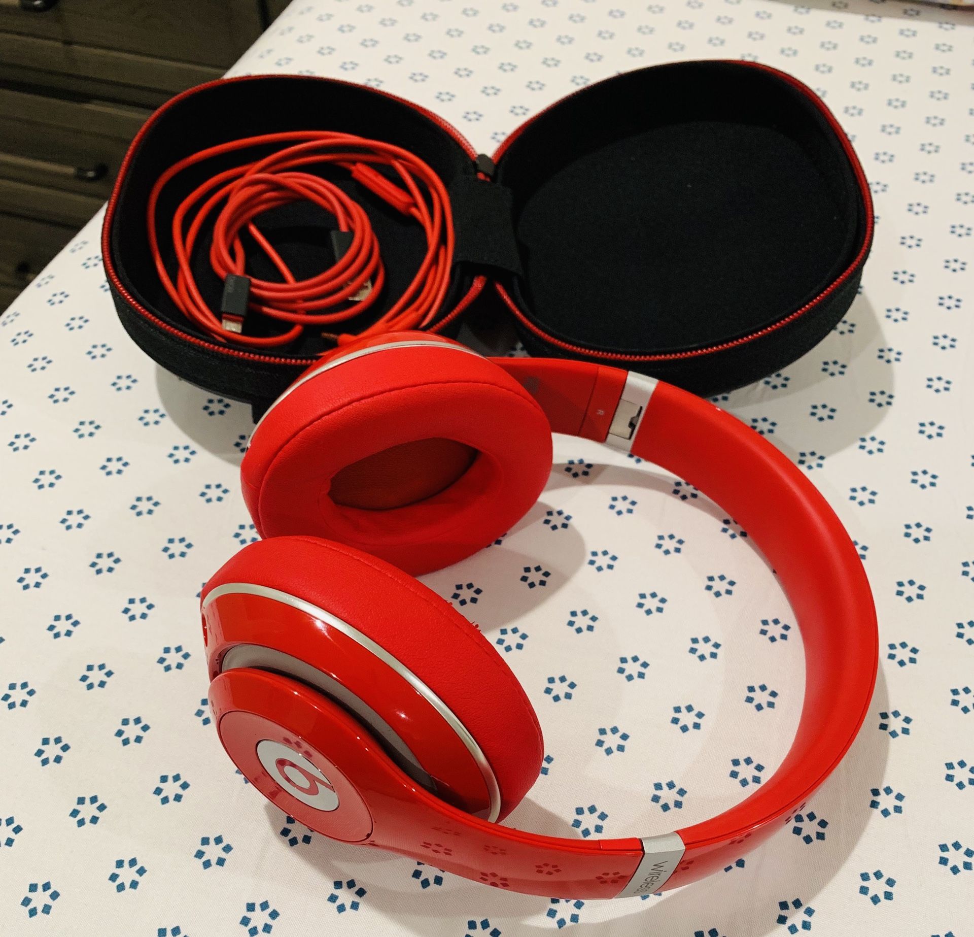 Beats studio 3 wireless in excellent cosmetic and working condition !!!