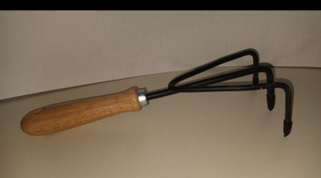 LIKE NEW 3 prong hand garden tool $5 FIRM