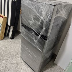Insignia 3.2 cu Mini Fridge With Freezer 