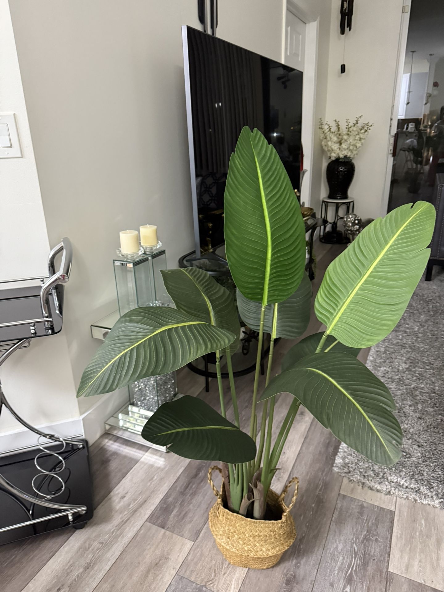 Pretty Artificial Plant 4 Ft Tall With Woven Belly Basket! Brand New.