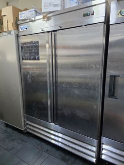 Avantco 2-Door Commercial Refrigerator / Freezer – AS IS (Needs Freon Repair) 3 year olds