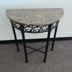 Like New End Table $80