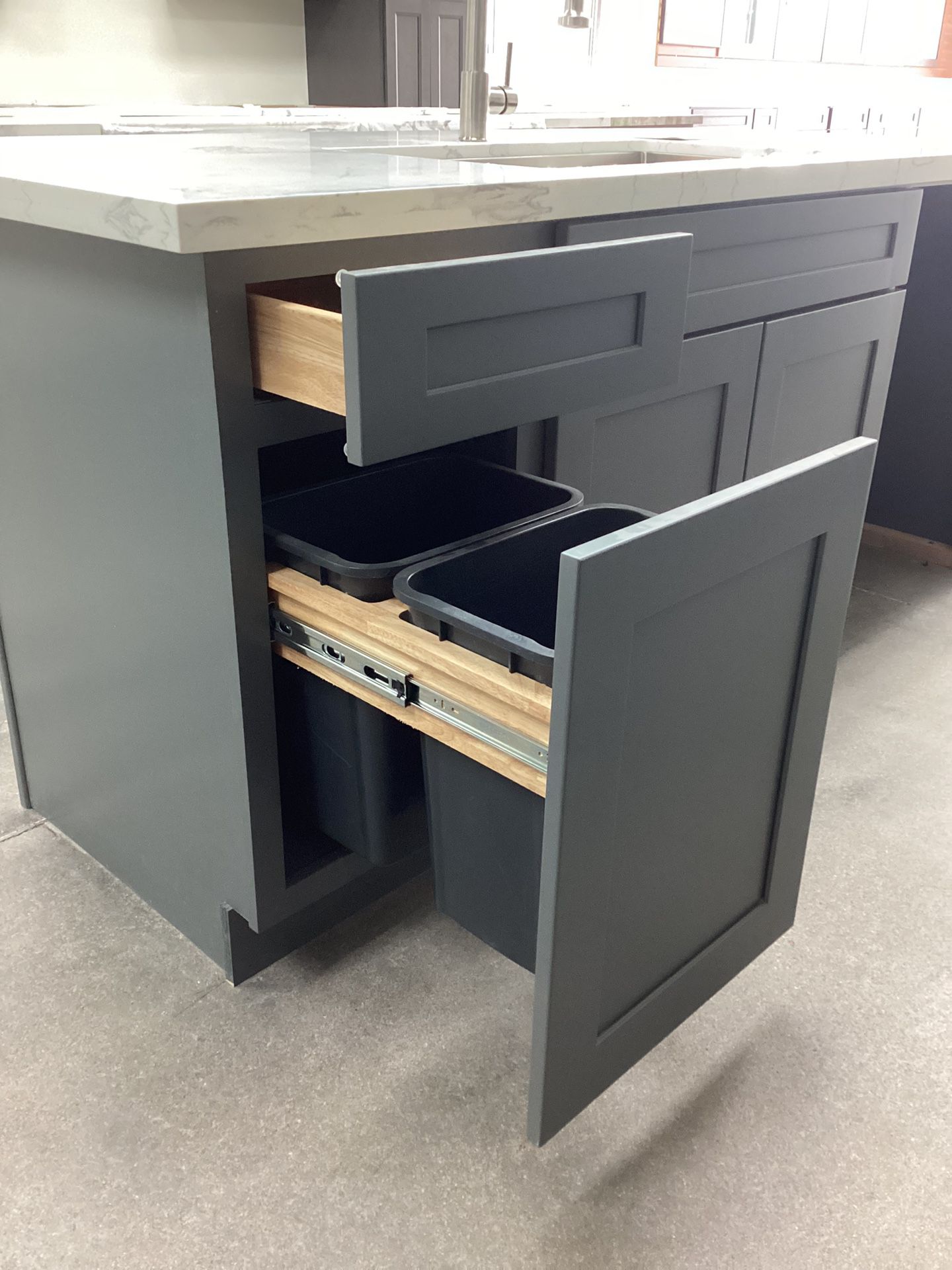 18” Kitchen Trash Bin Cabinet