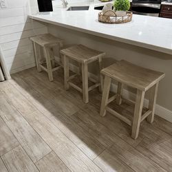 Kitchen table with 6 stools.