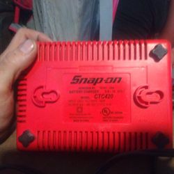 Snap On 18 Volt Charger And Battery 