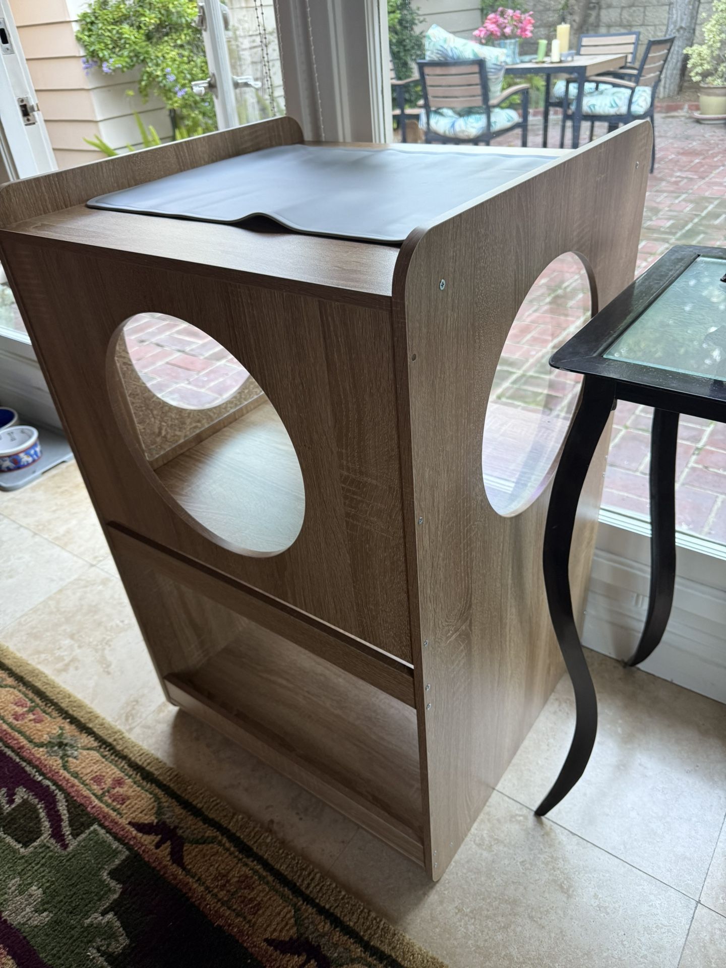 Cat Feed Station