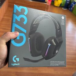 Logitech G733 LIGHTSPEED Wireless Gaming Headset with suspension headband, LIGHTSYNC RGB, Blue VO!CE mic technology and PRO-G audio drivers, Black