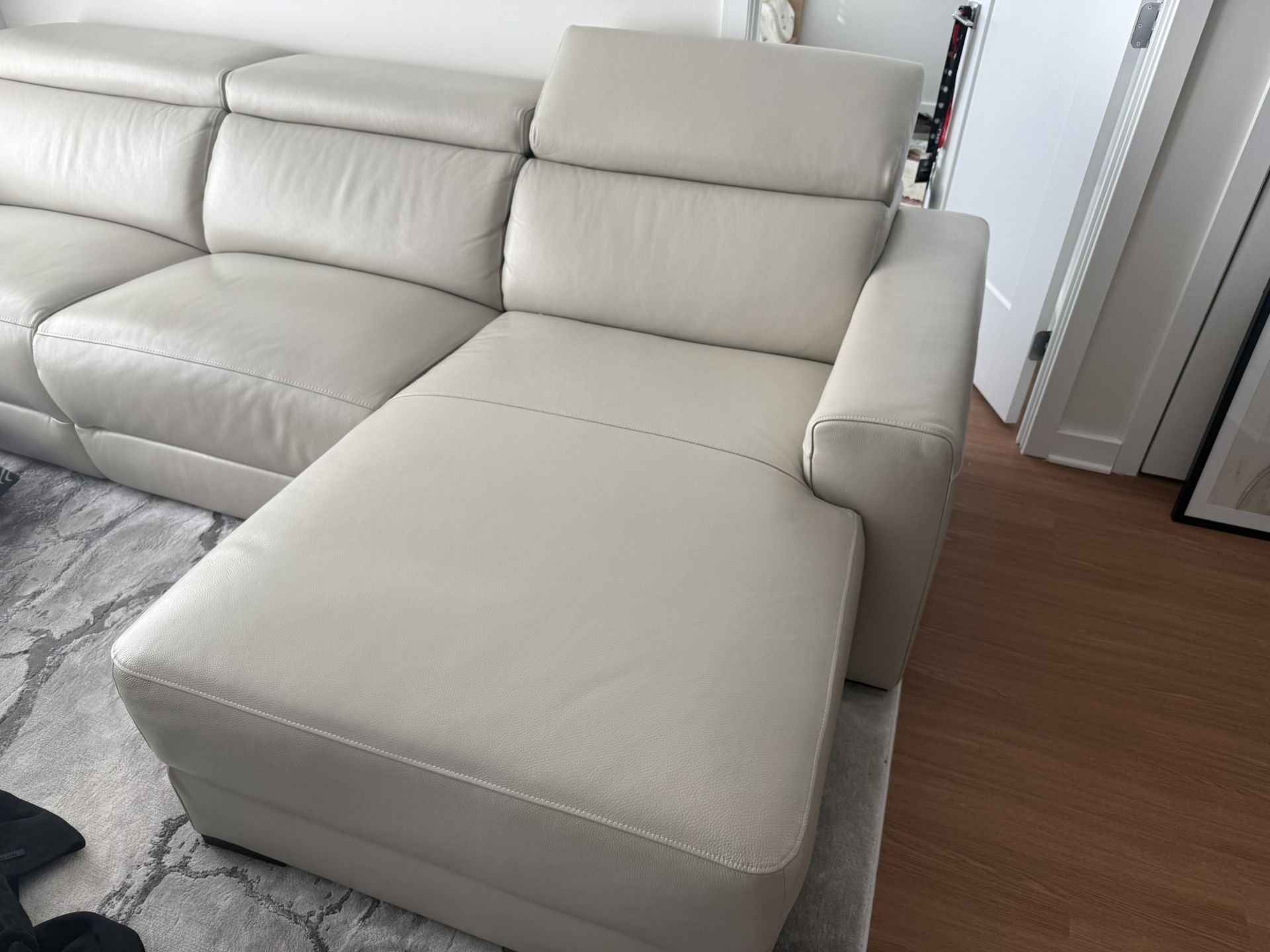 NEVIO 115 Leather Sectional Sofa