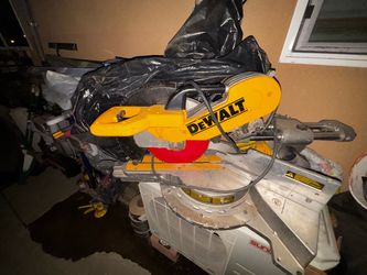 DEWALT 12" Sliding Compound Miter Saw - Great Condition