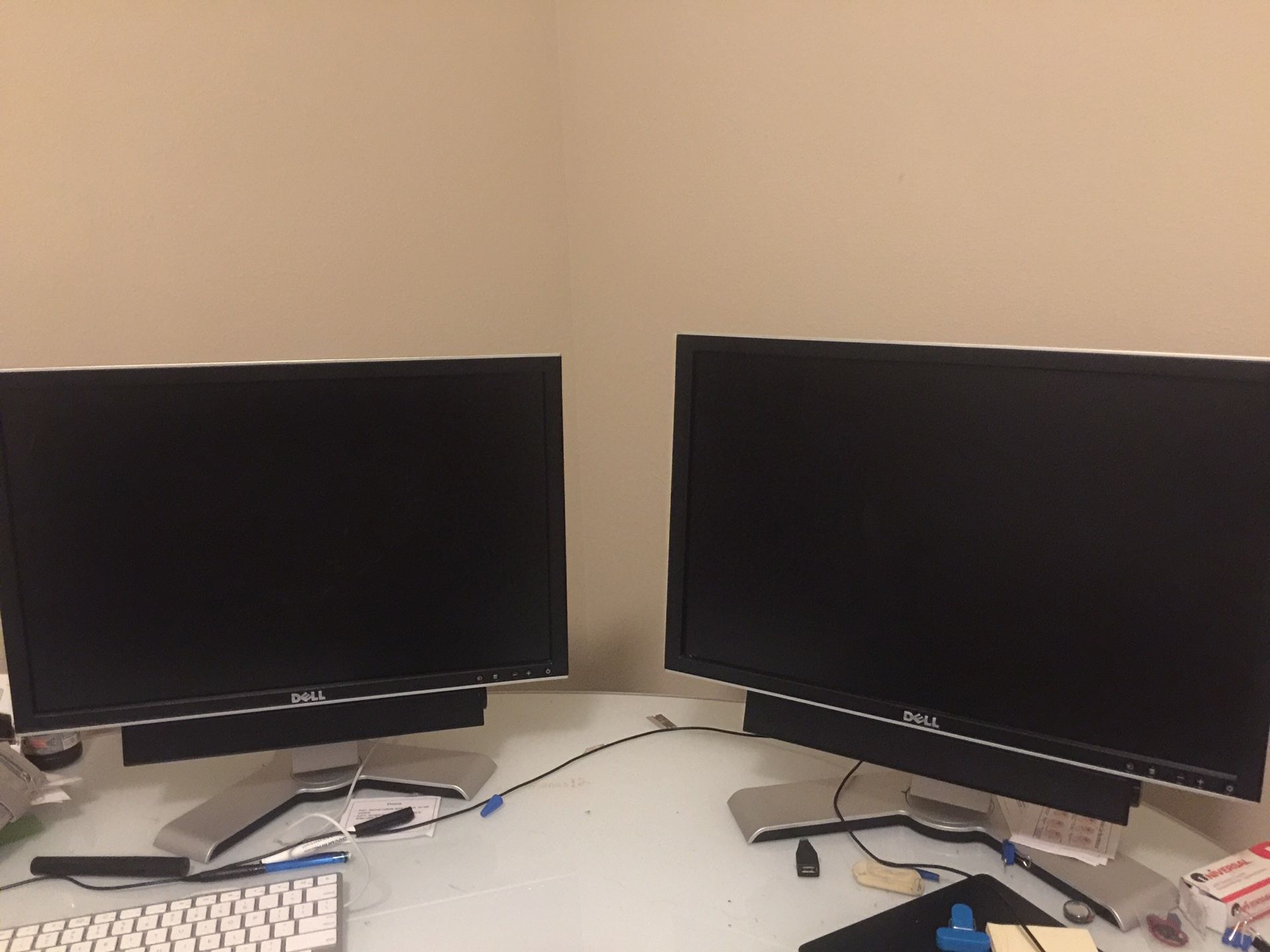 Dual Monitor HP Desktop computer. 20”x13” monitors