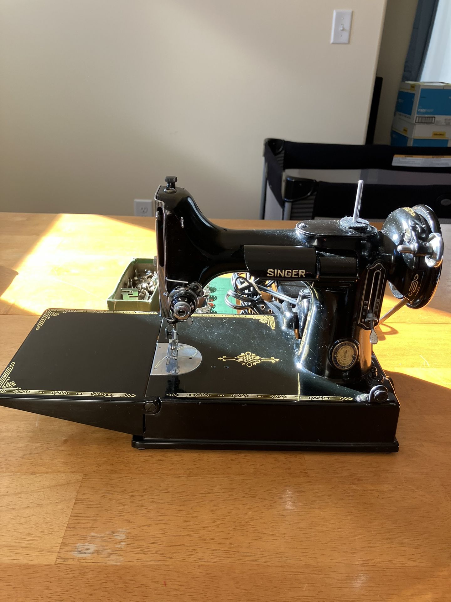 1951 Singer featherweight Sewing Machine Beautiful Condition